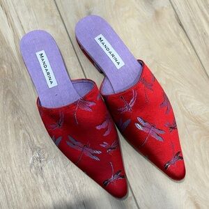Mandarina red silk blend mules with a dragonfly pattern
